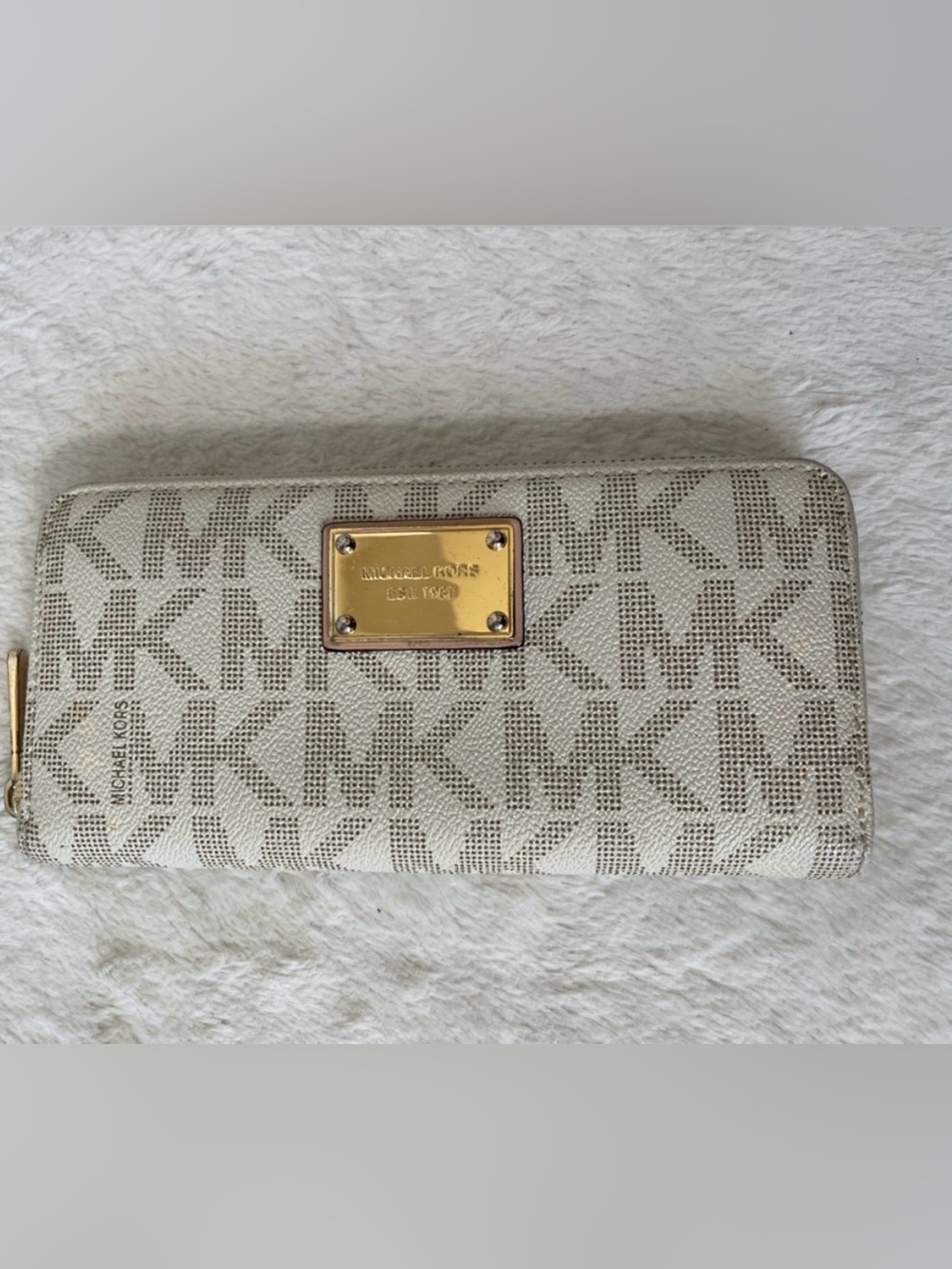 Michael Kors zip around Wallet GUC